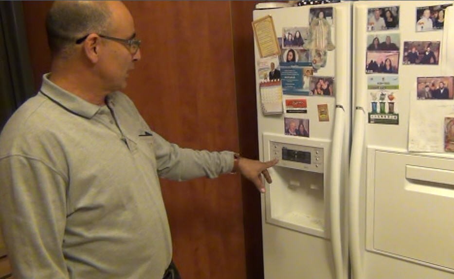 יוסי מסביר על לוח הבקרה במקרר